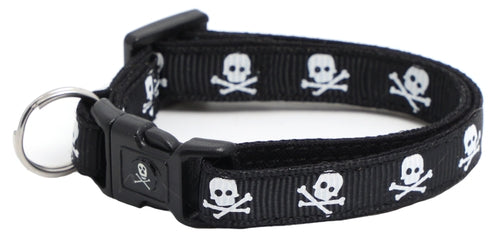 Skulls and crossbones design on black cat collar with breakaway clip.