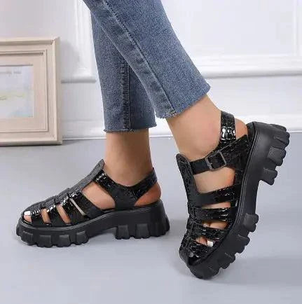 Roman-style shoes in black PU leather with a buckle closure and 5 cm heel.